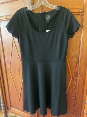 NWT Gap Dress Size 8 Black with Pockets! Scalloped hem & sleeves